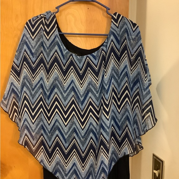 Beautiful blouse - Picture 1 of 4